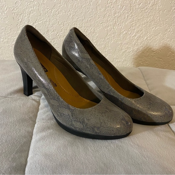 Clarks Pump heels‎ gray snakeskin 8.5 - Picture 1 of 9